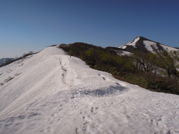 古寺山への雪の尾根道と小朝日岳.jpg