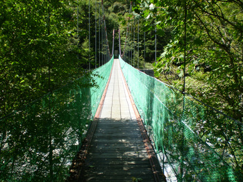 登山口の吊橋.jpg