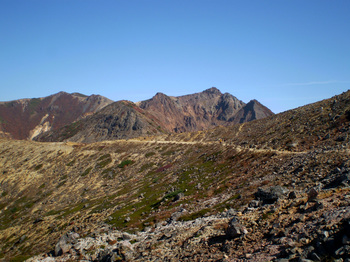 茶臼岳山腹の縦走路から三本槍（左）、朝日岳（右）.jpg