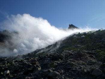 茶臼岳山頂近くの山腹から吹き上がる噴煙.jpg