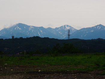 越後三山（左から駒ケ岳、中岳、八海山）.jpg