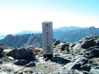 間ノ岳山頂標識（背景左：西農鳥、右：塩見岳）.jpg